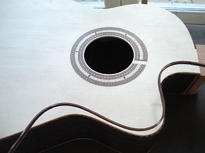 Randinleg van het bovenbald van een akoestische gitaar